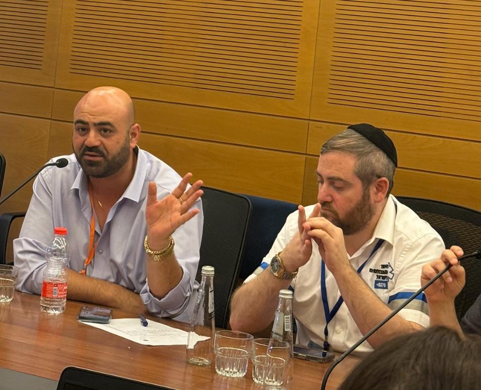 karmiomer's tweet photo. כנסת: ח"כ אברהם בצלאל בדיון סוער בועדה לצמצום פערים בפריפריה בראשותו: "לא ייתכן שאזרח המתגורר רחוק מבית חולים פעמים רבות שמסתכן בחייו  עד להגעה לקבלת הטיפול וגם נגבה ממנו סכום גבוה יותר. את המצב הזה נשנה".

אפי פלדמן מנכ״ל ״איחוד האמבולנסים בישראל״ ועומר כרמי מנכ״ל חברת הלובינג a.street המייצגים את הארגון, בירכו על ההצעה ודרשו יחד עם מנהלי חברות האמבולנסים שהשתתפו בדיון לצד נציגי משרד הבריאות, האוצר ומד״א כי במסגרת הסדרת הנושא מחדש ישולבו גם האזרחים שמפונים ע״י האמבולנסים הפרטיים שפזורים באופן נרחב באיזור הפריפריה הגיאוגרפית והחברתית.