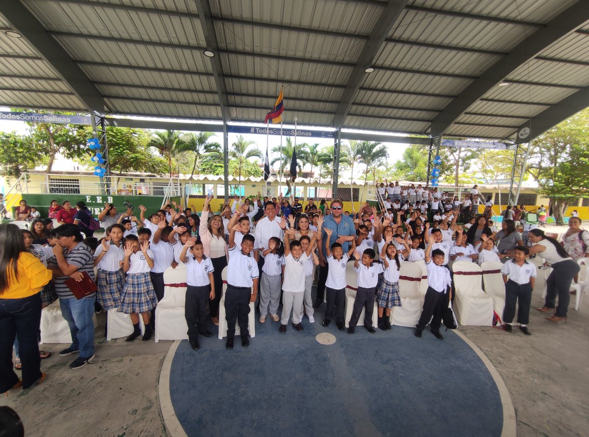 EducacionZ5_Ec's tweet photo. [SALINAS] 902 estudiantes de la Escuela de Educación Básica Manuela Cañizares, se beneficiaron con la entrega de cubiertas metálicas, gracias al convenio entre la Alcaldía de Salinas, Fundación GALMAR y la Coordinación Zonal 5.

#EducaciónQueConstruye
#ElNuevoEcuadorResuelve https://t.co/irdgV0thXH