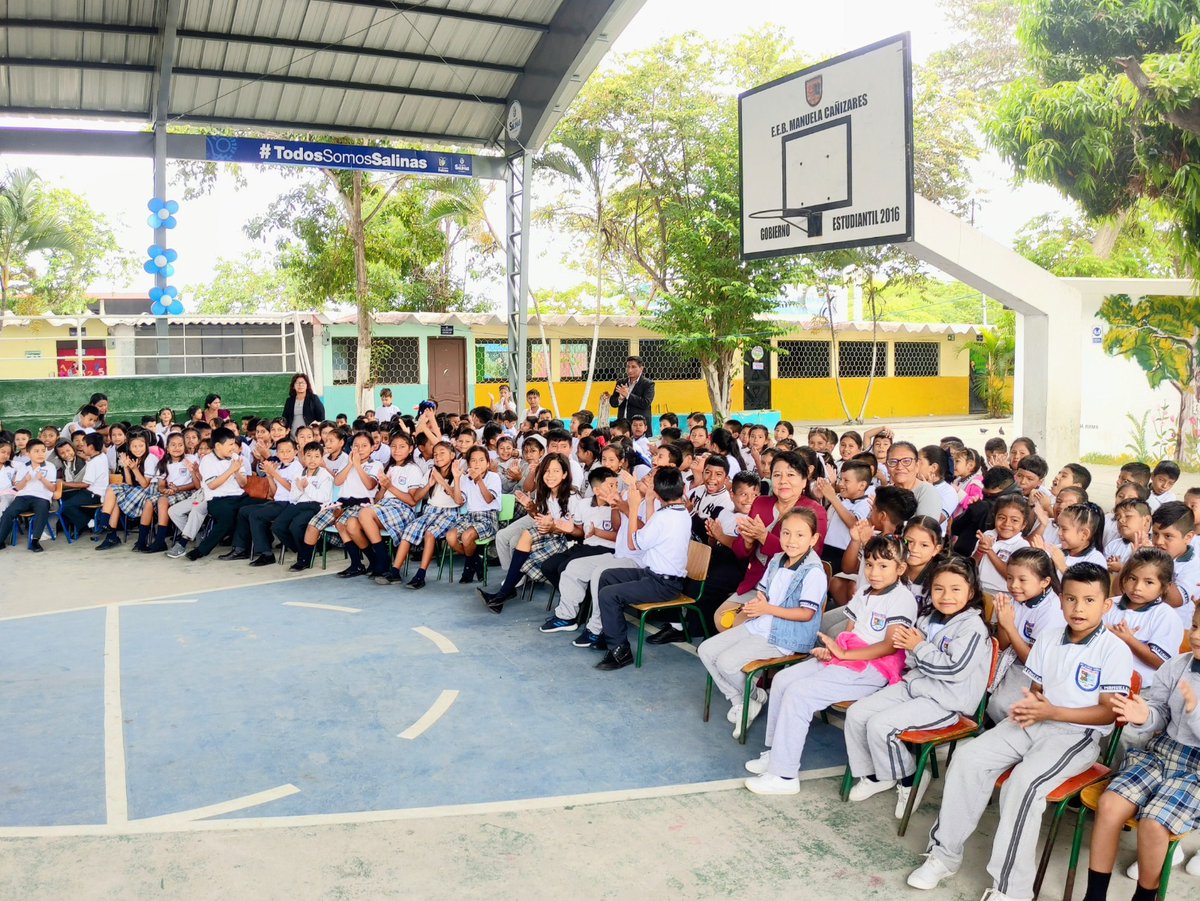 EducacionZ5_Ec's tweet photo. [SALINAS] 902 estudiantes de la Escuela de Educación Básica Manuela Cañizares, se beneficiaron con la entrega de cubiertas metálicas, gracias al convenio entre la Alcaldía de Salinas, Fundación GALMAR y la Coordinación Zonal 5.

#EducaciónQueConstruye
#ElNuevoEcuadorResuelve https://t.co/irdgV0thXH
