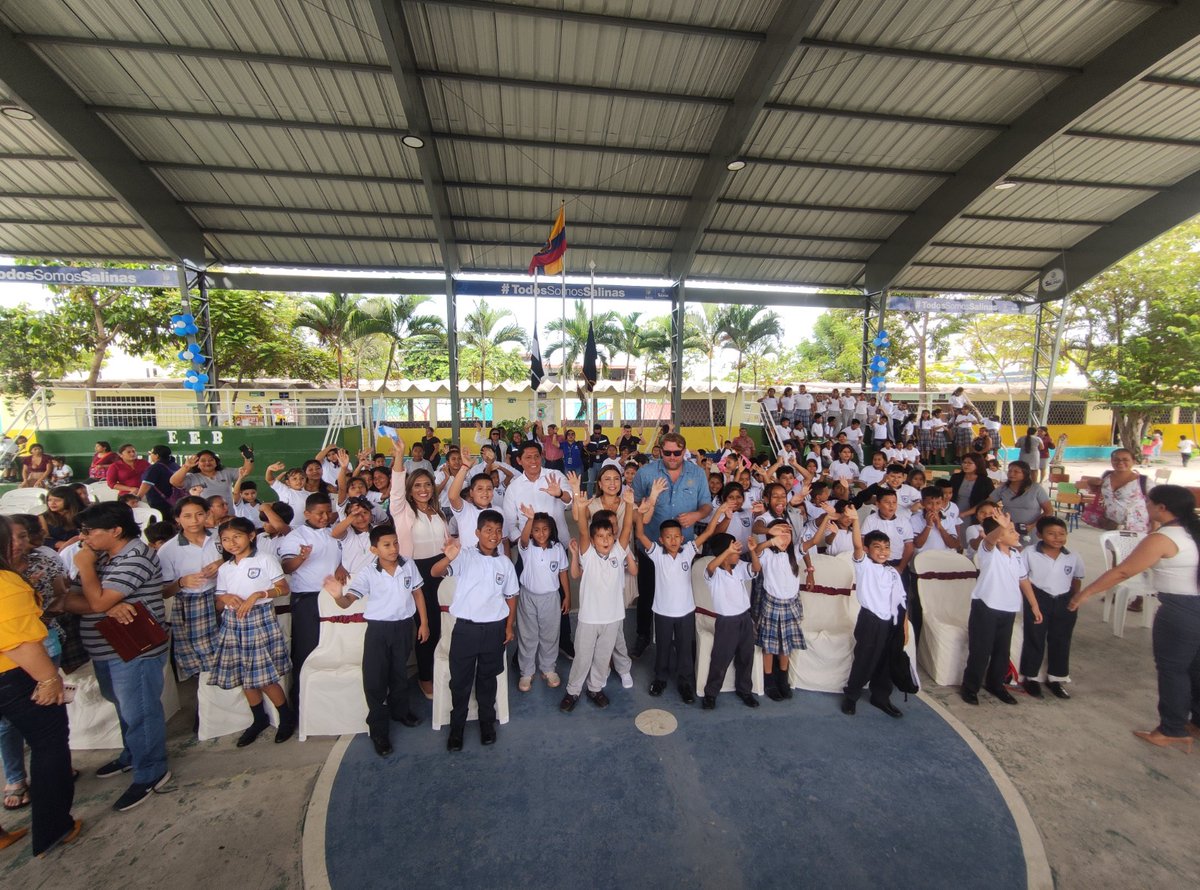 EducacionZ5_Ec's tweet photo. [SALINAS] 902 estudiantes de la Escuela de Educación Básica Manuela Cañizares, se beneficiaron con la entrega de cubiertas metálicas, gracias al convenio entre la Alcaldía de Salinas, Fundación GALMAR y la Coordinación Zonal 5.

#EducaciónQueConstruye
#ElNuevoEcuadorResuelve https://t.co/irdgV0thXH