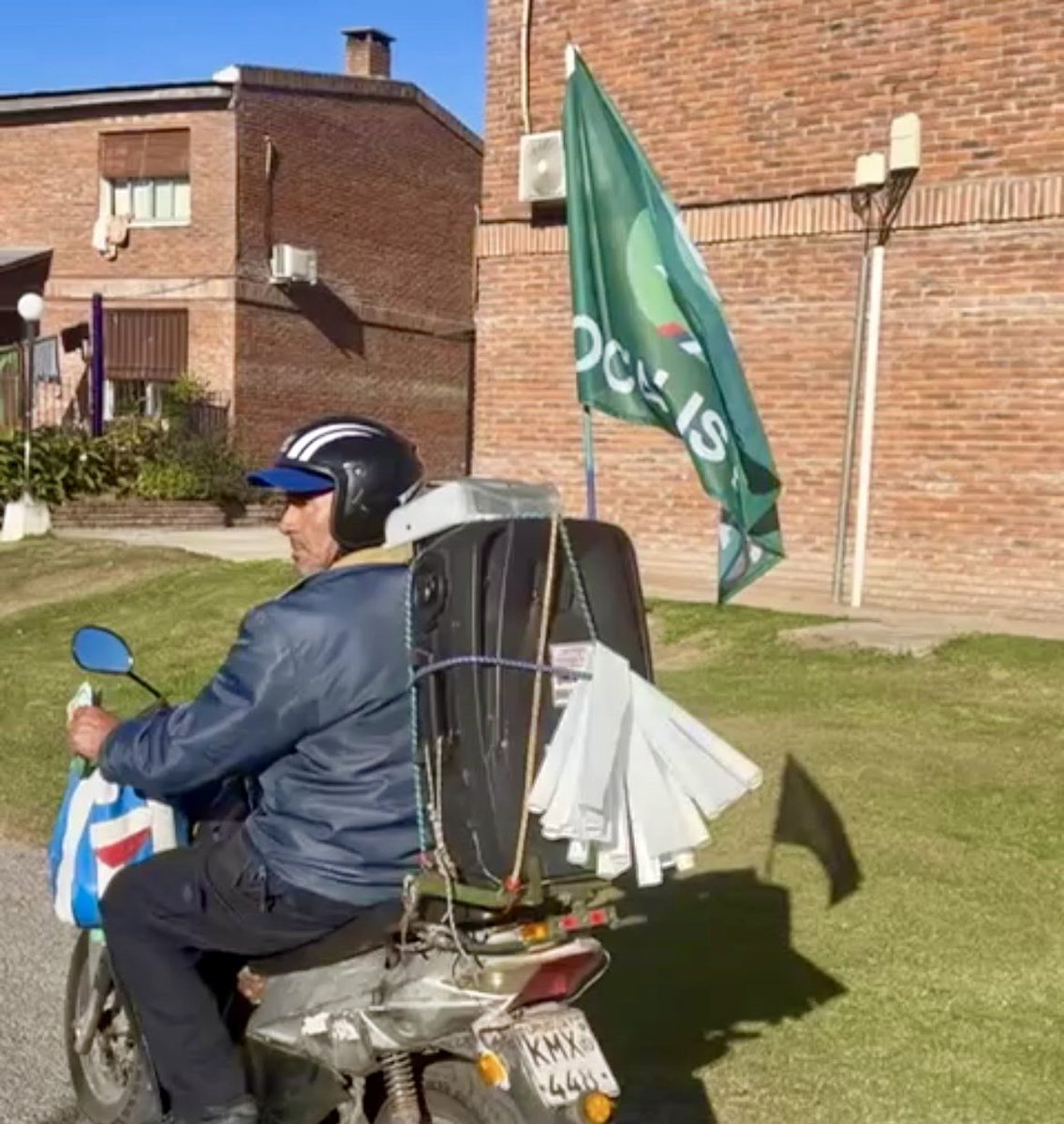 EnzoMalanCastro's tweet photo. Seguimos recorriendo, llevando listas, estando cerca y hablando. ¡Vamos al frente con Carolina!
#AlFrenteConCarolina 
#enzomalandiputado 
#lista90 
#lista190 https://t.co/c9QuJ72Ynu