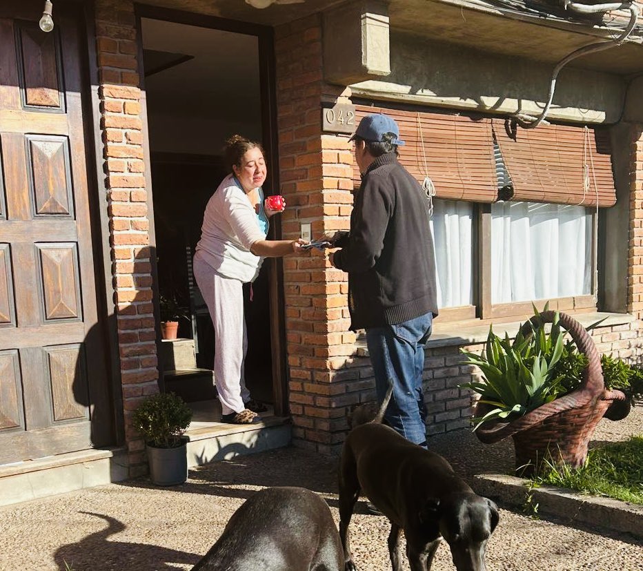 EnzoMalanCastro's tweet photo. Seguimos recorriendo, llevando listas, estando cerca y hablando. ¡Vamos al frente con Carolina!
#AlFrenteConCarolina 
#enzomalandiputado 
#lista90 
#lista190 https://t.co/c9QuJ72Ynu
