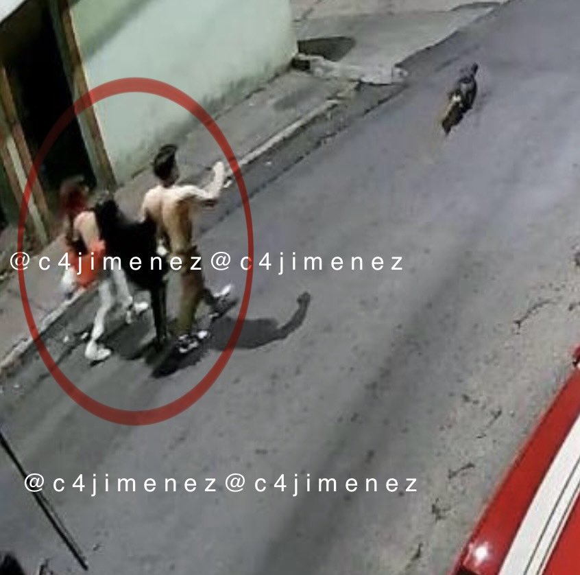 c4jimenez's tweet photo. DETENIDA ACUSADA de BALEAR a 2, EN LA PELIGROSA…
Fda Lizet Noriega
Junto con otro tipo y una amiga andaban así por calles de @Alc_Iztapalapa
Se pelearon con otros dos.
Los dejaron heridos a balazos.
Agentes de @SSC_CDMX los persiguieron.
Sus cómplices la abandonaron.
Así acabó. https://t.co/befGiBH8Dv