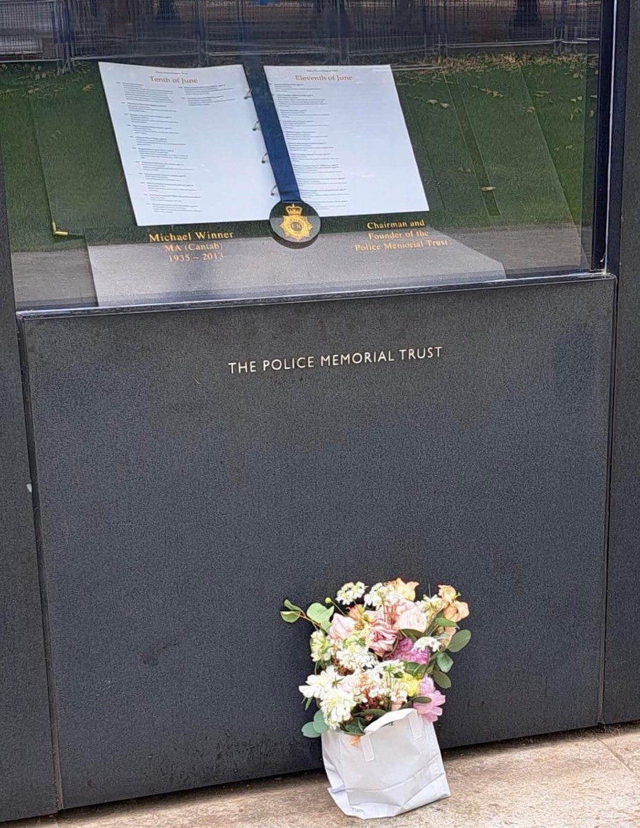 Having married at the weekend a couple from the #policefamily attended the <a href="/UK_NPM/">@NationalPoliceMemorial</a> to lay the Bride’s bouquet as a mark of respect to fallen police officers. A wonderful way of #HonouringThoseWhoServe Our Chair &amp; Board of Trustees wish the happy couple a long &amp; happy married life