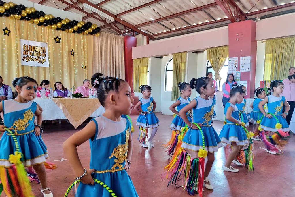 EducacionZ7_Ec's tweet photo. [CATAMAYO] Redes de Aprendizaje cierran actividades en Sierra Amazonía. Son 57 docentes de Educación Inicial y Preparatoria de 22 instituciones educativas que se reúnen para intercambiar experiencias, a fin de mejorar el proceso de enseñanza-aprendizaje.

#ElNuevoEcuadorResuelve https://t.co/rG1VZ12M3q