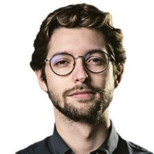 DiogoQuental's tweet photo. Tarefa para Bugalho em Bruxelas - 
pedir ao Bruno Gonçalves para lhe ensinar:

- a ter o ritmo e tom certo quando fala, para não revelar a sua extrema fragilidade 
- a aprender que há muita gente inteligente no mundo, e muita mais inteligente do que nós, pelo é sempre útil ouvir e tentar perceber a opinião dos outros
- que ter amigos a dizer que somos prodígios é talvez útil na escola primária, em que ainda não tivemos acesso nem entendemos a complexidade do mundo real, mas na vida adulta queremos é ser reconhecidos como sendo pessoas decentes, justas, honestas, empáticas, ou talvez numa palavra: porreiras. Ninguém tem paciência para pseudo-prodígios que parecem saídos dum quarto de costura.