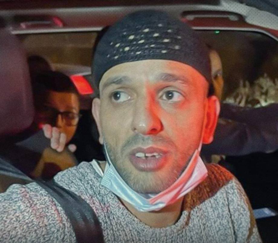 ARezeg's tweet photo. قبل أن تخلدوا إلى نومكم، تعرفوا على هذا الشاب المقدام، الذي اختار في لحظة اختيار حر الوسائل الثلاثة لنصرة قضيته والدفاع عنها، أسيرًا وجريحًا وشهيدا،

هذا هو الأسير المحرر والجريح والشهيد محمد جابر الذي ارتقى قبل قليل في اشتباك مسلح مع قوات الاحتلال في رام الله، بعد أقل من عامين من خروجه من سجون الاحتلال وقضائه محكوميته التي تجاوزت العشرين عاما،

فصاحب القضية لا يخرج من غياهب السجن لأجل الراحة والدّعة والانفكاك عن المشروع، بل يخرج لكي يعود…!