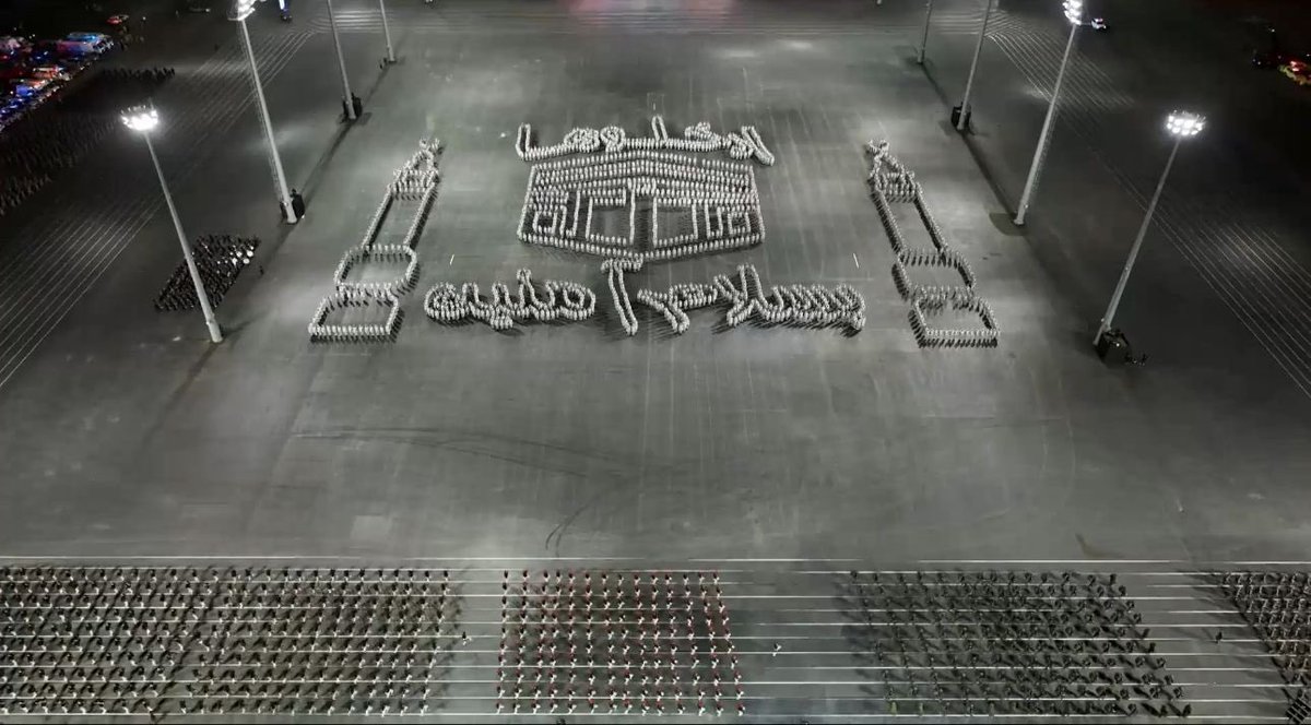 ادخلوها "بسلام آمنين"
هذه العبارة رسمتها القوات السعودية المسؤولة عن أمن الحج الليلة في مكة المكرمة في حفل استعراض مهيب لجهوزية القوات لخدمة الحجاج والسهر على أمنهم وراحتهم 
أثناء تأدية المناسك🇸🇦🤍