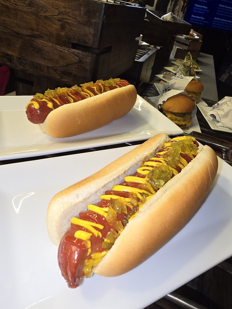 Farbod_E's tweet photo. The LA Clippers will be selling these Intuit Dome hot dogs for only $5 for all fans that are Chuckmark Certified. It's a Niman Ranch hot dog too https://t.co/hWTwTRTSRr