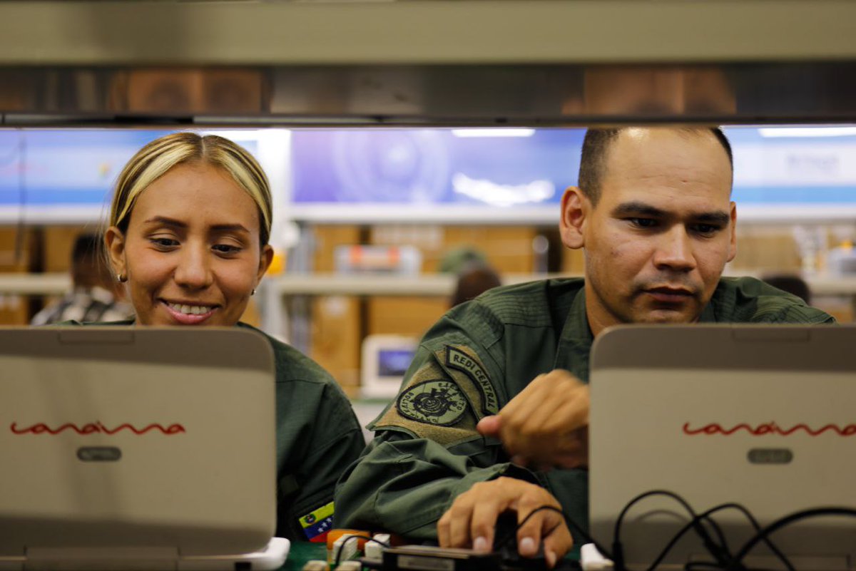 Gabrielasjr's tweet photo. Iniciamos la formación en materia de robótica educativa de nuestros efectivos de la Fuerza Armada Nacional Bolivariana con el objetivo de consolidar el desarrollo tecnológico nacional en la búsqueda de soluciones efectivas para las demandas de esta nueva Era Digital.

Desde los espacios de Industrias Canaima, ubicada en la Base Aérea Generalísimo Francisco de Miranda, La Carlota, recibimos a estos hombres y mujeres que replicarán en las Academias Militares, todos los conocimientos adquiridos en esta Formación Especializada en Robótica Educativa que estará desde el 10 al 15 de junio de 2024.

Estamos fortaleciendo la técnica y brindando herramientas para que diversos sectores del desarrollo productivo nacional, puedan multiplicar con éxito los conocimientos al pueblo venezolano y participar de manera directa en el desarrollo integral de la Patria.

#NicoTienesLasRiendas 
#CienciaParaLaVida