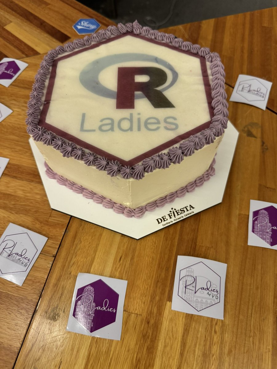 RLadiesMVD's tweet photo. Todo pronto para empezar el encuentro 🙌🏽

🧁 torta de @valencolistro 
🫶🏽 stickers de Montevideo 🇺🇾, creados por @paubgood 
📜 banner
🐥 infaltable ayuda de #rkids 

Gracias @ScanntechUy por recibirnos y esperarnos con una rica merienda 🥐

#rladies #rstats #rpastries https://t.co/p43Yvfj3Sl