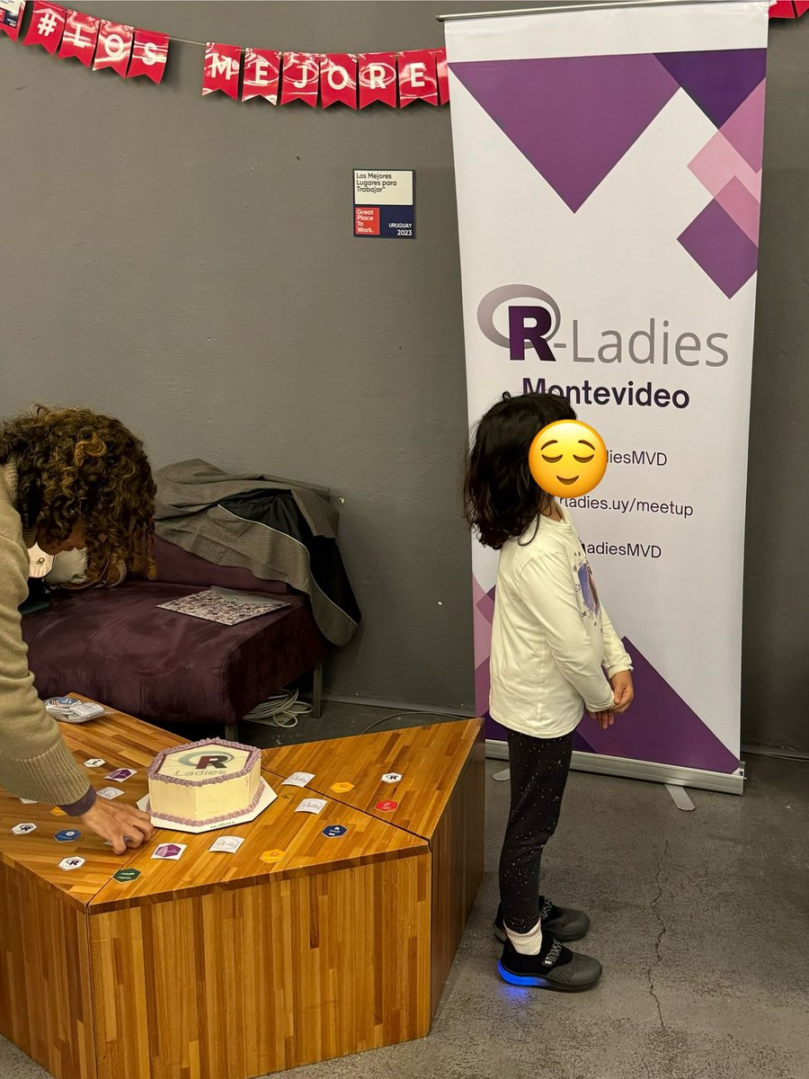 RLadiesMVD's tweet photo. Todo pronto para empezar el encuentro 🙌🏽

🧁 torta de @valencolistro 
🫶🏽 stickers de Montevideo 🇺🇾, creados por @paubgood 
📜 banner
🐥 infaltable ayuda de #rkids 

Gracias @ScanntechUy por recibirnos y esperarnos con una rica merienda 🥐

#rladies #rstats #rpastries https://t.co/p43Yvfj3Sl