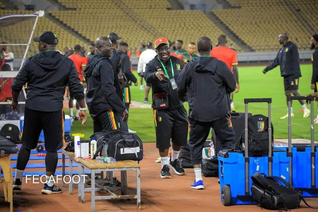 FabrizioONDOBO's tweet photo. Ce que la crtv refuse de montrer, nous on va dévoiler. 🫡

Juste pour vous rappeler que c'est le staff de la FECAFOOT qui travaille sereinement pour la prépa du match face à l'Angola.

Les autres, ils sont allés faire du tourisme et rien d'autre. 😊 https://t.co/OUgLLubAdi