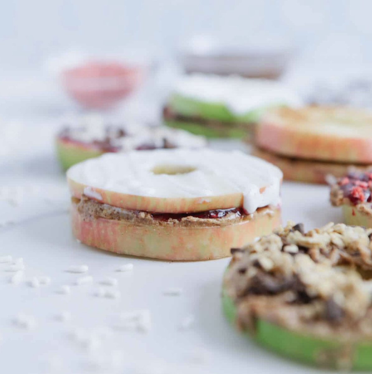 CoolSchoolFood's tweet image. How sweet are these?! Slice, fill, and decorate with any of your and your kids’ favorite flavors: almond or other nut butter or vegan cream cheese, and sugar-free jam! 

#inspire #summerlunchideas #funkitchen #plantbased #foodforkids #funsnack  #vegankids  #happiness