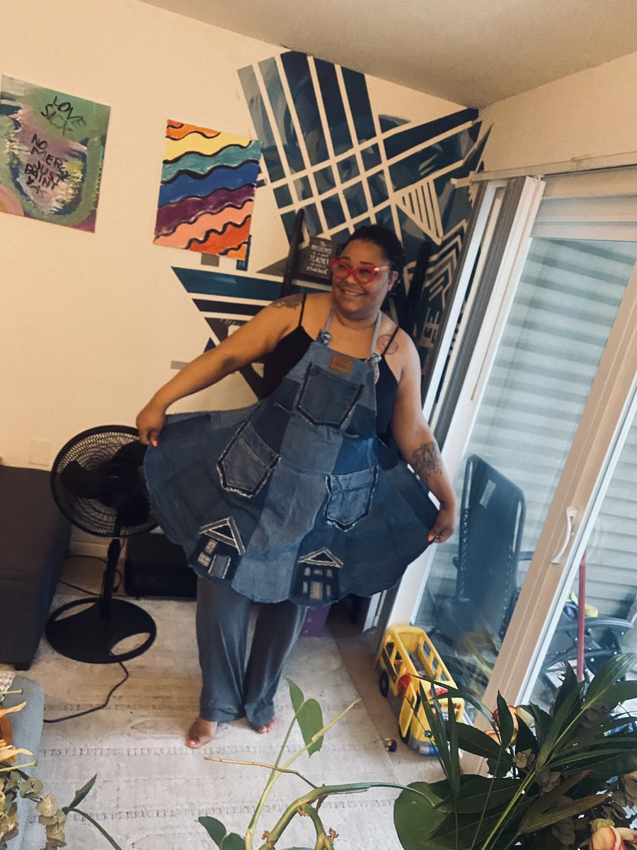 ByePoleHer's tweet photo. Look at me being cute in my new apron! https://t.co/SDsOKFi6hR