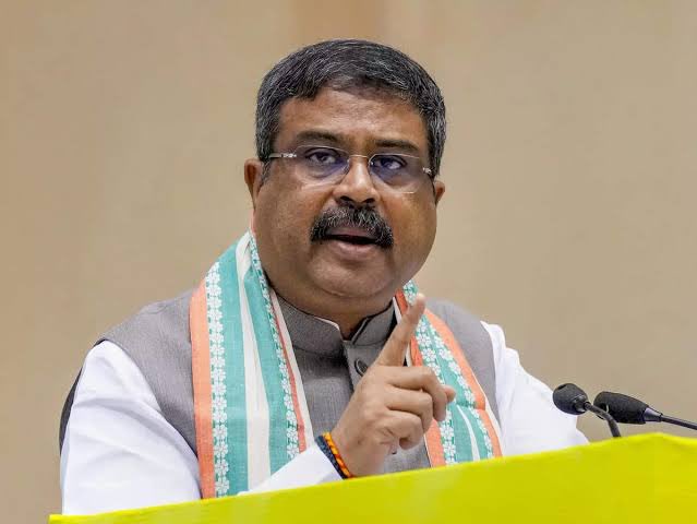 मोदीजी की सरकार में केंद्रीय मंत्री के रूप में शिक्षा मंत्रालय का दायित्व मिलने पर श्री  <a href="/dpradhanbjp/">Dharmendra Pradhan</a> जी को हार्दिक बधाई एवं शुभकामनाएँ। आपके सफल कार्यकाल की कामना ।
जय सोमनाथ ।