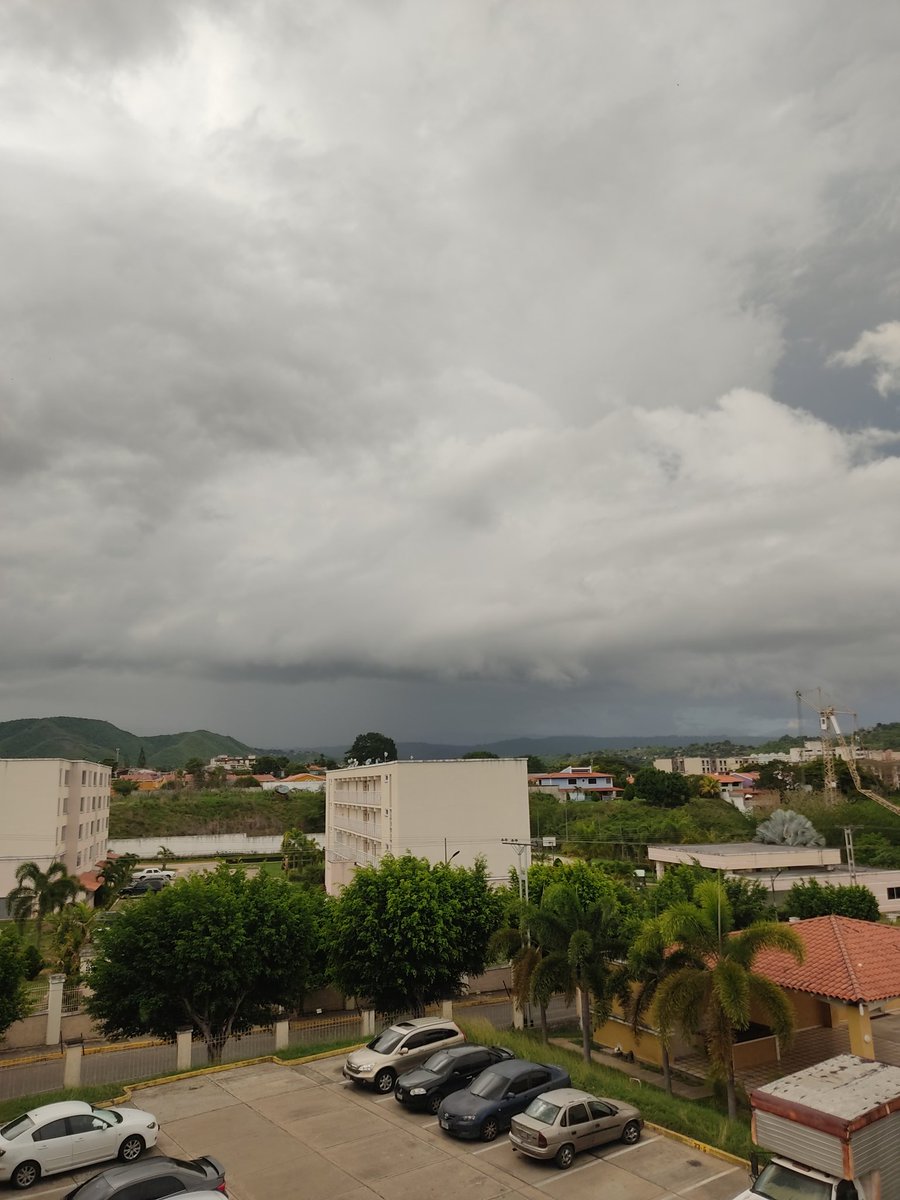 arebolledo85's tweet photo. @Meteovargas así se ven las nubes desde Charallave a esta hora 06:12 pm https://t.co/v4Mk3EL7lX