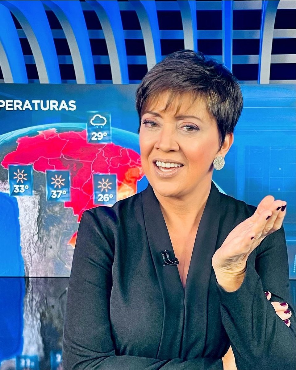 Você também AMA ficar bem informado? 😁 Chris Lemos espera você no Jornal da Record 😎 É a partir das 21h (NY).

#ChrisLemos #ChristinaLemos #jornaldarecord #jornalismoRecord