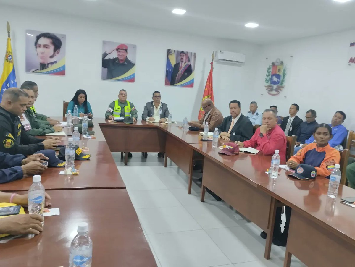 Cicpcamazonas's tweet photo. #10Jun 🚔📢 El Cuerpo de Investigaciones Científicas, Penales y Criminalísticas (CICPC) participó en la reunión semanal con otros organismos de seguridad ciudadana, donde se abordaron estrategias integrales para fortalecer la seguridad en nuestras comunidades. https://t.co/08Dtg4uz3k