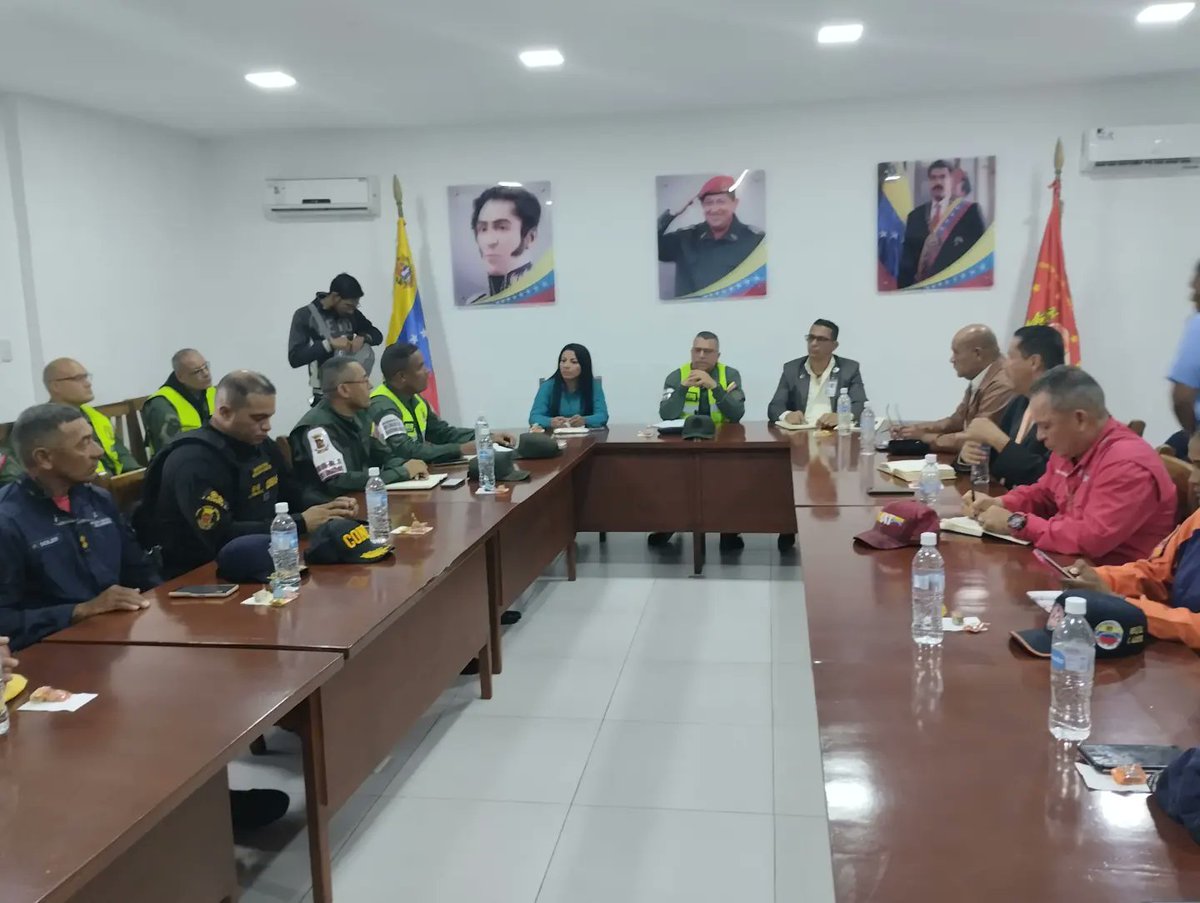 Cicpcamazonas's tweet photo. #10Jun 🚔📢 El Cuerpo de Investigaciones Científicas, Penales y Criminalísticas (CICPC) participó en la reunión semanal con otros organismos de seguridad ciudadana, donde se abordaron estrategias integrales para fortalecer la seguridad en nuestras comunidades. https://t.co/08Dtg4uz3k