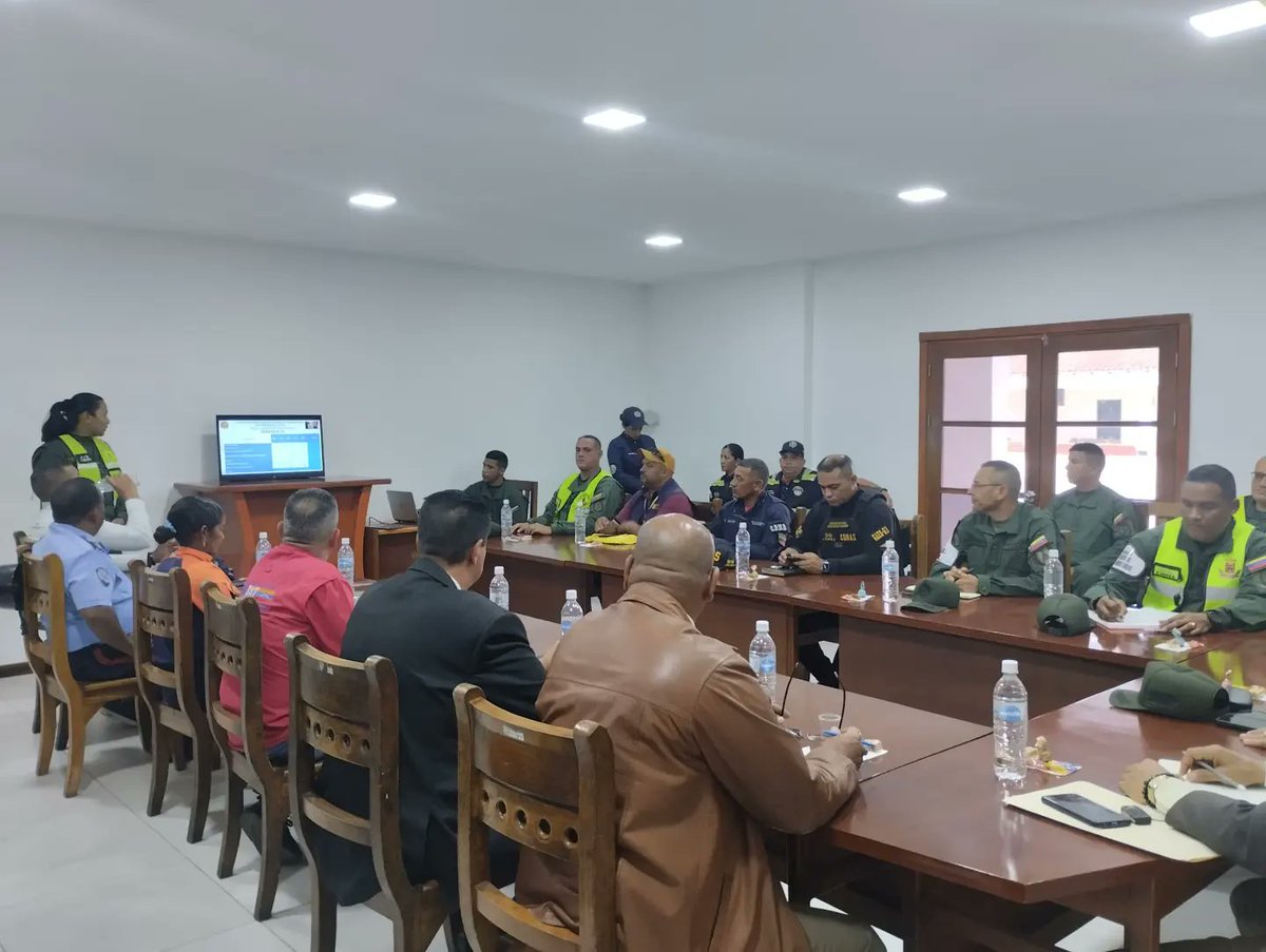 Cicpcamazonas's tweet photo. #10Jun 🚔📢 El Cuerpo de Investigaciones Científicas, Penales y Criminalísticas (CICPC) participó en la reunión semanal con otros organismos de seguridad ciudadana, donde se abordaron estrategias integrales para fortalecer la seguridad en nuestras comunidades. https://t.co/08Dtg4uz3k