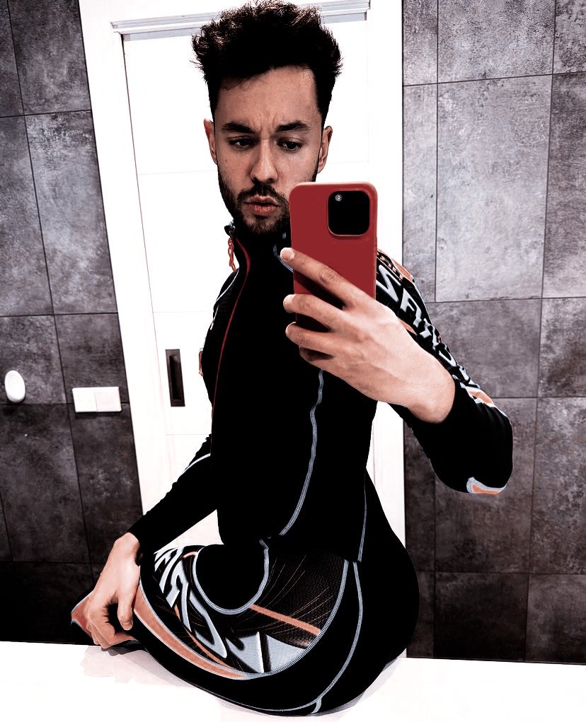 ⠀ 

“ ¡Mierda, ya uno no puede confiar en nadie! ” 

𝘎𝘳𝘦𝘧𝘨 𝘴𝘦 𝘩𝘢𝘣𝘪́𝘢 𝘭𝘦𝘷𝘢𝘯𝘵𝘢𝘥𝘰 𝘤𝘰𝘯 𝘭𝘢 𝘴𝘰𝘳𝘱𝘳𝘦𝘴𝘢 𝘥𝘦 𝘲𝘶𝘦 𝘢𝘲𝘶𝘦𝘭 𝘧𝘢𝘯 𝘤𝘰𝘯 𝘲𝘶𝘦 𝘦́𝘭 𝘩𝘢𝘣𝘪́𝘢 𝘤𝘰𝘮𝘱𝘢𝘳𝘵𝘪𝘥𝘰 𝘧𝘰𝘵𝘰𝘴 𝘭𝘢𝘴 𝘩𝘢𝘣𝘪́𝘢 𝘧𝘪𝘭𝘵𝘳𝘢𝘥𝘰. 

⠀