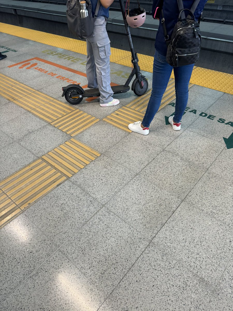 djhenry_08's tweet photo. Este medio de transporte no está regulado en el país, es un verdadero desorden en las calles (sin placa, ni seguro, ni licencia, ni luces, manejan como locos) y todavía hay que hacerles espacio dentro del metro (hasta cuando)! @elmetrodepanama @ATTTPanama @panamamunicipio https://t.co/V4MyJVmAOl