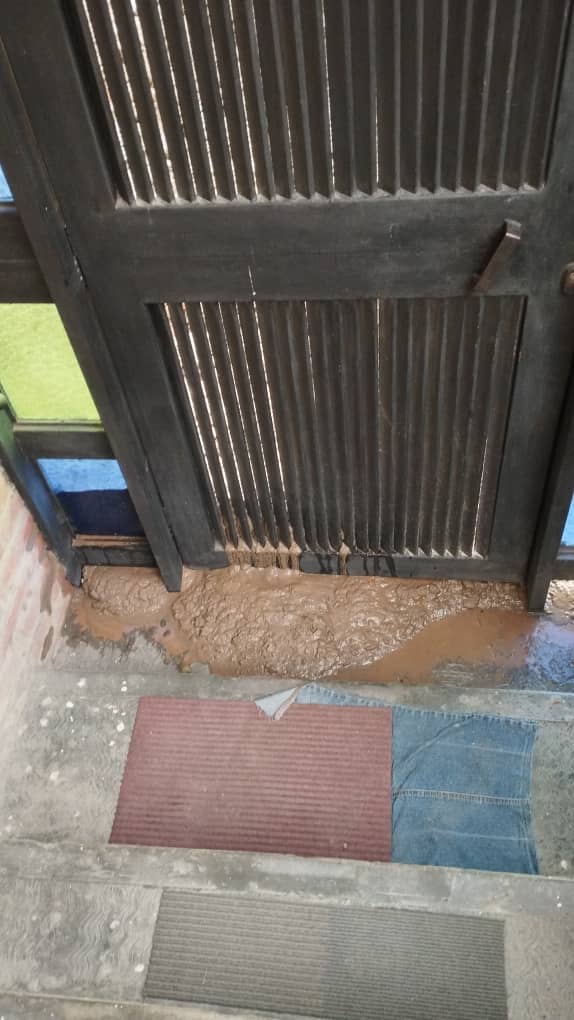 Difícil y compleja situación vive la Casa Parroquial de San Rafael Arcángel de Palo Verde <a href="/ParroqSanRafael/">Parroquia San Rafael Arcángel</a>, ante las reparaciones (desordenadas) qué realiza <a href="/HidroCapital2/">Hidrocapital</a> Se trata de un barro putrefacto y que se hace más complejo con las lluvias. Requerimos auxilio inmediato