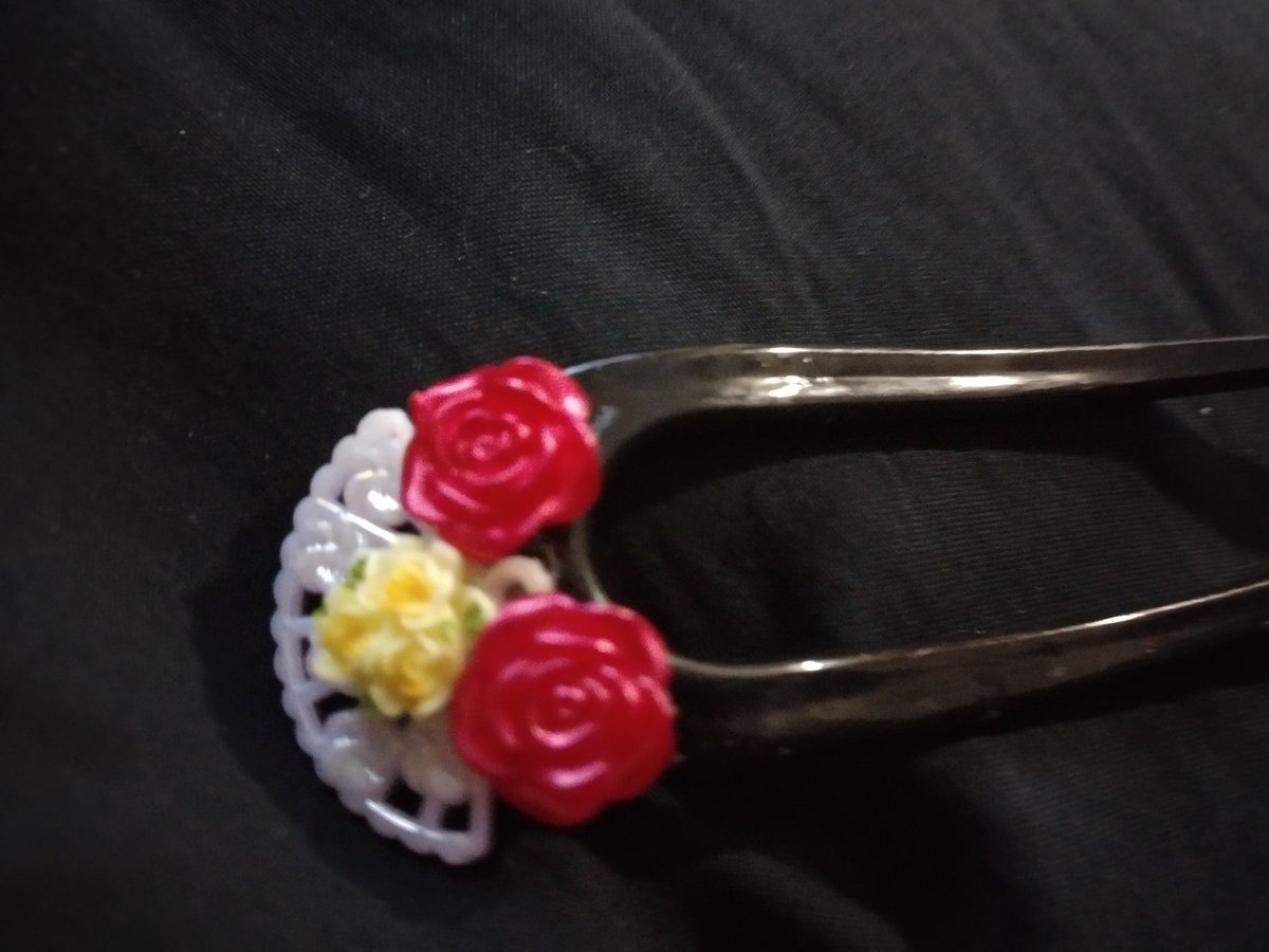 fabhairpins's tweet photo. #ushapedhairpin #hairpins #hairsticks #hair #roses #fan #redroses #yellowflowers #art #artist #artsy #hairart https://t.co/XRcjx6kou5