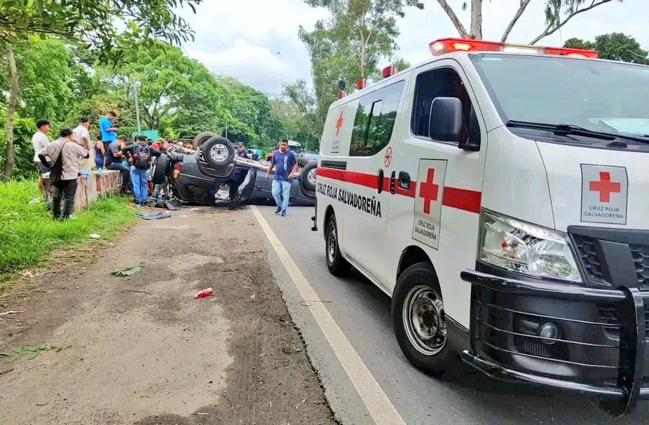 EnLaMiraNoti_SV's tweet photo. #ATENCIÓN| Varias personas resultaron lesionadas en un accidente de tránsito ocurrido en el km 49 de la carretera Panamericana, en San Vicente. 
@CRSCojutepeque ya atendido la emergencia y trasladó a algunos lesionados a un centro asistencial. https://t.co/3kUrkmpEDl
