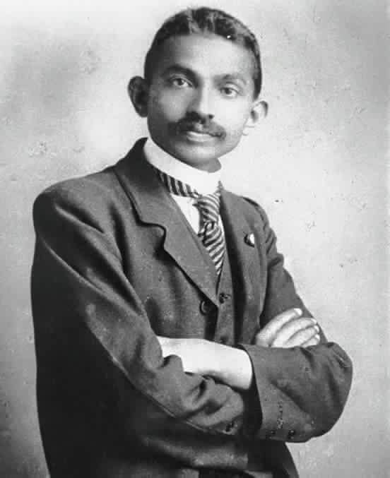Ghandi y El Profesor:
Cuando Gandhi estudiaba Derecho en Londres, un profesor de apellido Peters le tenía mala voluntad; pero, el alumno Gandhi nunca le bajó la cabeza y eran muy comunes sus encuentros:
Un día Peters estaba almorzando en el comedor de la Universidad y el alumno