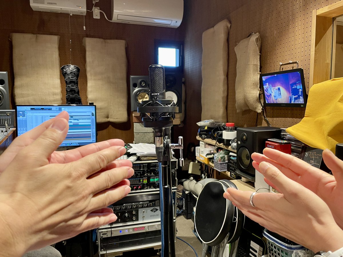 JETTSETT666's tweet photo. この日はヴォーカル録りでした。
リズム隊のお二人は���ールアップ。
JETT SETTスタジオワーク中。
#destroyallmonsters #darkcarnival #niagaradetroit #thestooges #iggypop #hystericglamour #rockstar #blondie #ギター女子 #ヴォーカリスト #girlspunk #punkrock #garagerock #recording #jettsett https://t.co/Xm0NpKBWRz