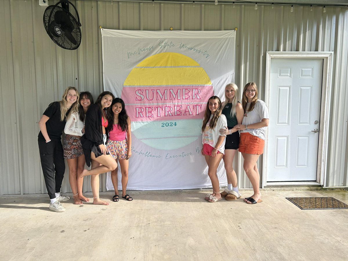 The Panhellenic Executive Board had a great summer retreat! We enjoyed painting birdhouse and clay pots, tie dying T-shirts, and making friendship bracelets! We can’t wait for the Fall Semester at McNeese! ☀️ 🏝️