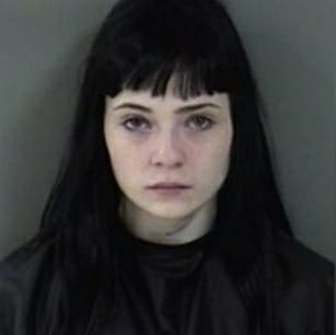 CrimesReais's tweet photo. Mulher é presa ao agredir o próprio namorado, pois "estava com raiva de ele não querer fazer sexo". https://t.co/zgKMqcaOtx