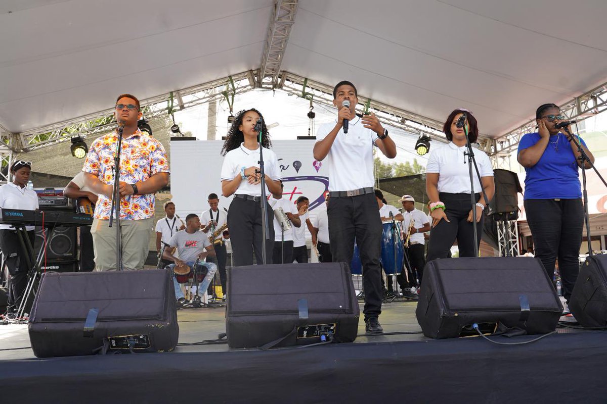 EducacionRDo's tweet photo. Los estudiantes de la #ModalidadenArtes realizaron presentaciones de:

📸Fotografía
🌐Multimedia
🎶Música
💃Danza
🎭Teatro
🎥Cine
🎨Artes Visuales 

#LaRutadelArte 🎨🎭
#Barahona🎉 https://t.co/fAKLzCCET9