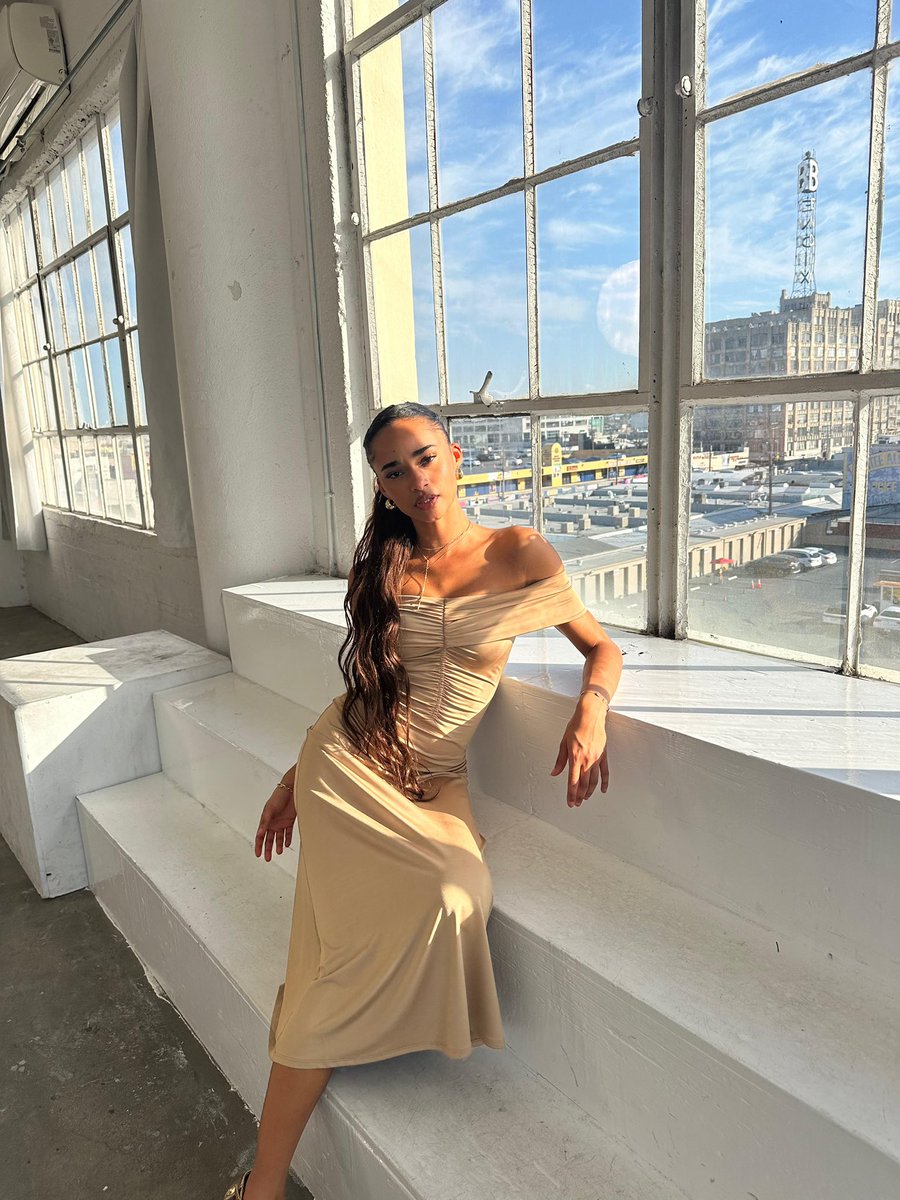 NowUnitedMusic's tweet photo. You definitely won’t be feeling empty handed when listening to this one! 🌹 Mélanie’s #NUSoloSessions single, Second At A Time, is a R&amp;B &amp; romantic song and is OUT NOW ⏳ https://t.co/tpVIruXtyM