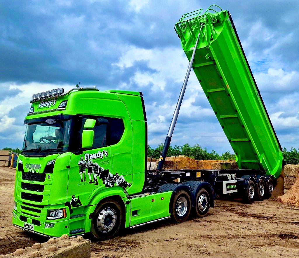 25kgs loaded into your boot with a free boot liner, 3 bags for £10, a proper old fashioned 1 tonne bag (not 750kgs like everyone else…) delivered to your garden, right the way up to 30 tonnes tipped loose. Whatever you need, we’ve got your garden covered at