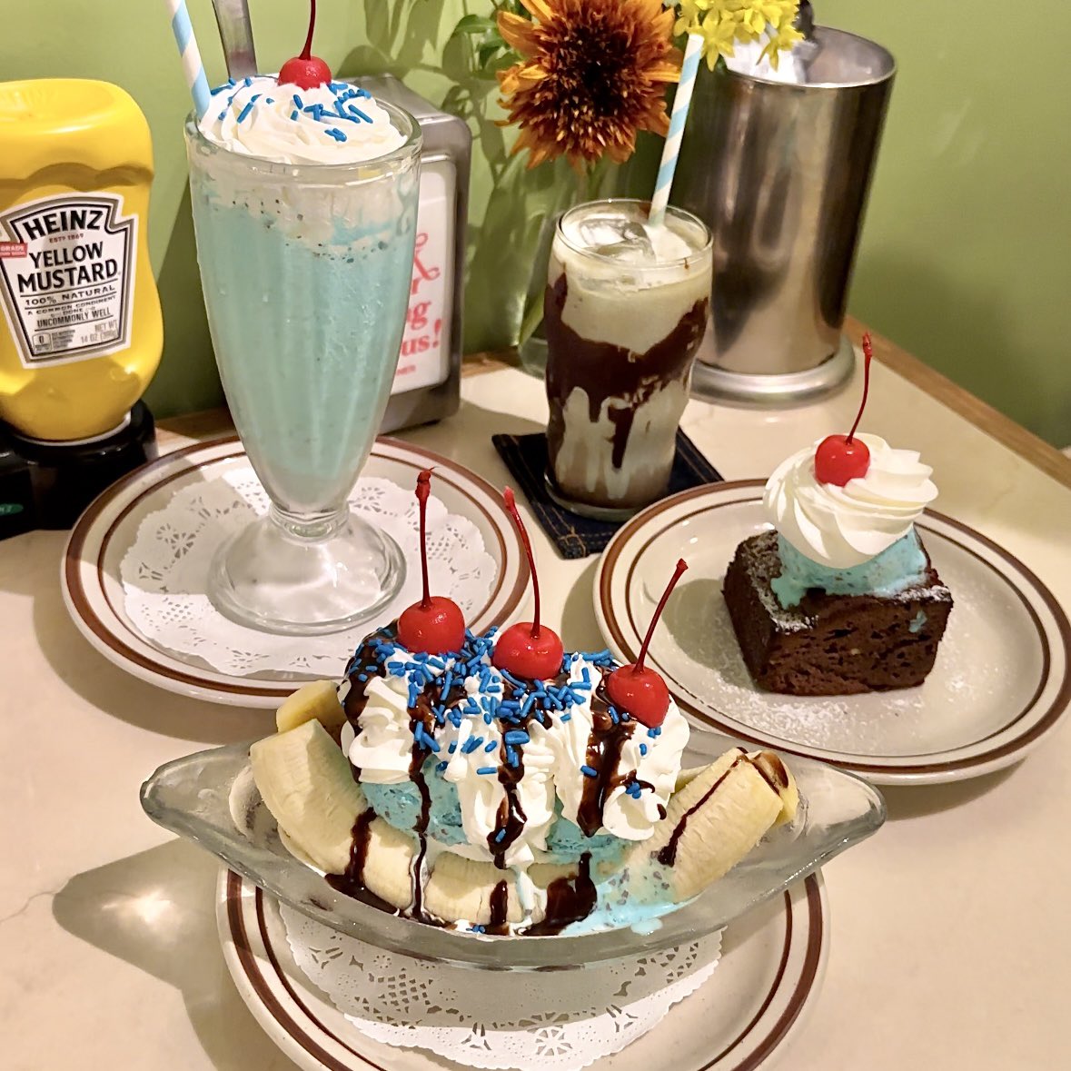 choco_mintk_'s tweet photo. 原宿にあるホホカムダイナーで、チョコミント大量摂取してきた、#チョコミント https://t.co/GW68OeA1Cd