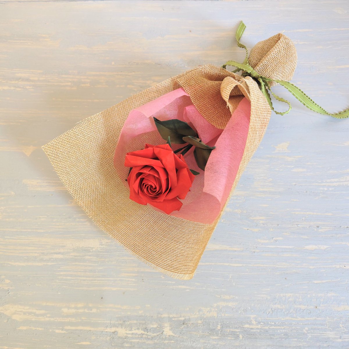 ako_origamirose's tweet photo. プレゼントに添えて
ラッピングが難しかった💦
#佐藤ローズ #折り紙作品
#origamirose #折り紙のバラ https://t.co/R84A8xMdaX