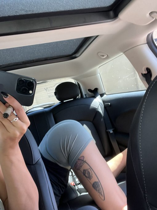 Who gonna blow my back out while my friend records? https://t.co/6Y94mHbc5f<a href="/tag/mvsales"class="tags"><span>#mvsales</span></a>