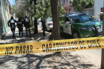 AlbertJulian13's tweet photo. 🚨5 delincuentes de nacionalidad oscura ilegales todos fueron capturados luego de asaltar abuelita cuando salia del banco de cobrar su pensión y más encima trataron de atropellar a carabineros!!RAZA MALDITA asaltando abuelitas asesinando mascotas RT https://t.co/Kr9O4vcAbp