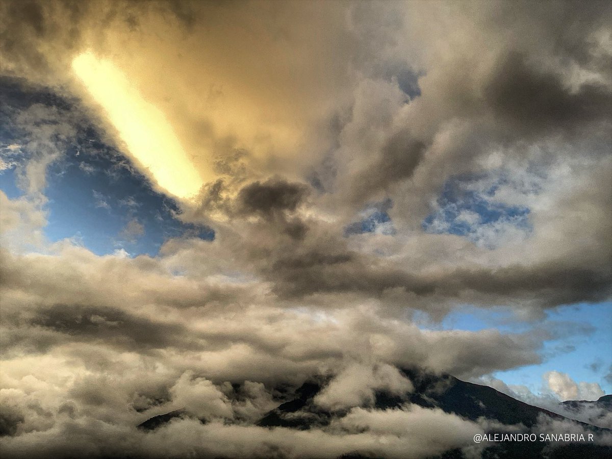 AlexSanabriaR's tweet image. El #Avila atardecer #10J #venezuela