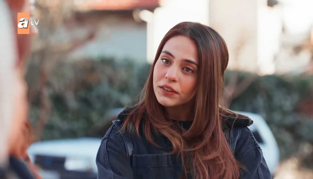 Sebora el chico que contrato para esta farsa confeso todo así que deje de fingir.

Señora Ayla será mejor que nos vayamos.

A mi también me sorprendió mucho. Mejor vámonos de aquí o puede que asesine a alguien.

El dijo que fue su idea señora.

UNIDOS POR EL DIRE #TodoPorMiHogar