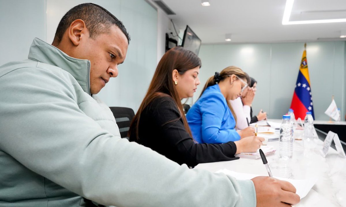luis_villegasr's tweet photo. Continuando con la agenda impulsada desde nuestro @mincomnacional para la recuperación económica, sostuvimos una fructífera reunión junto a representantes del sector productivo de quesos y carnes en aras de fortalecer el trabajo conjunto con estas áreas de producción, tal como nos ordena mi C/J @NicolasMaduro, para dinamizar el desarrollo económico y la soberanía alimentaria de Venezuela en esta nueva época de renacimiento y crecimiento próspero.
#NicoTieneLasRiendas