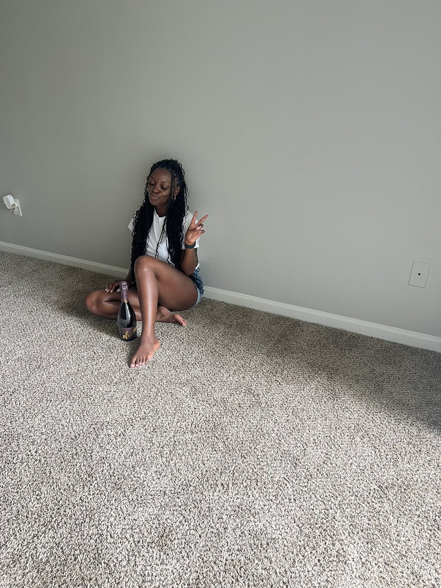 laydee_stah's tweet photo. Here’s a sprinkle of joy for y’all:

Let my 1st apartment go during the pandemic to save money. My plan was to stay 6 months, it turned into 3 years. 

I moved out &amp; into my first luxury (adjacent) apartment this past weekend. 

Life is certainly GOOD. 🥳 https://t.co/s7Z4Wh37pw
