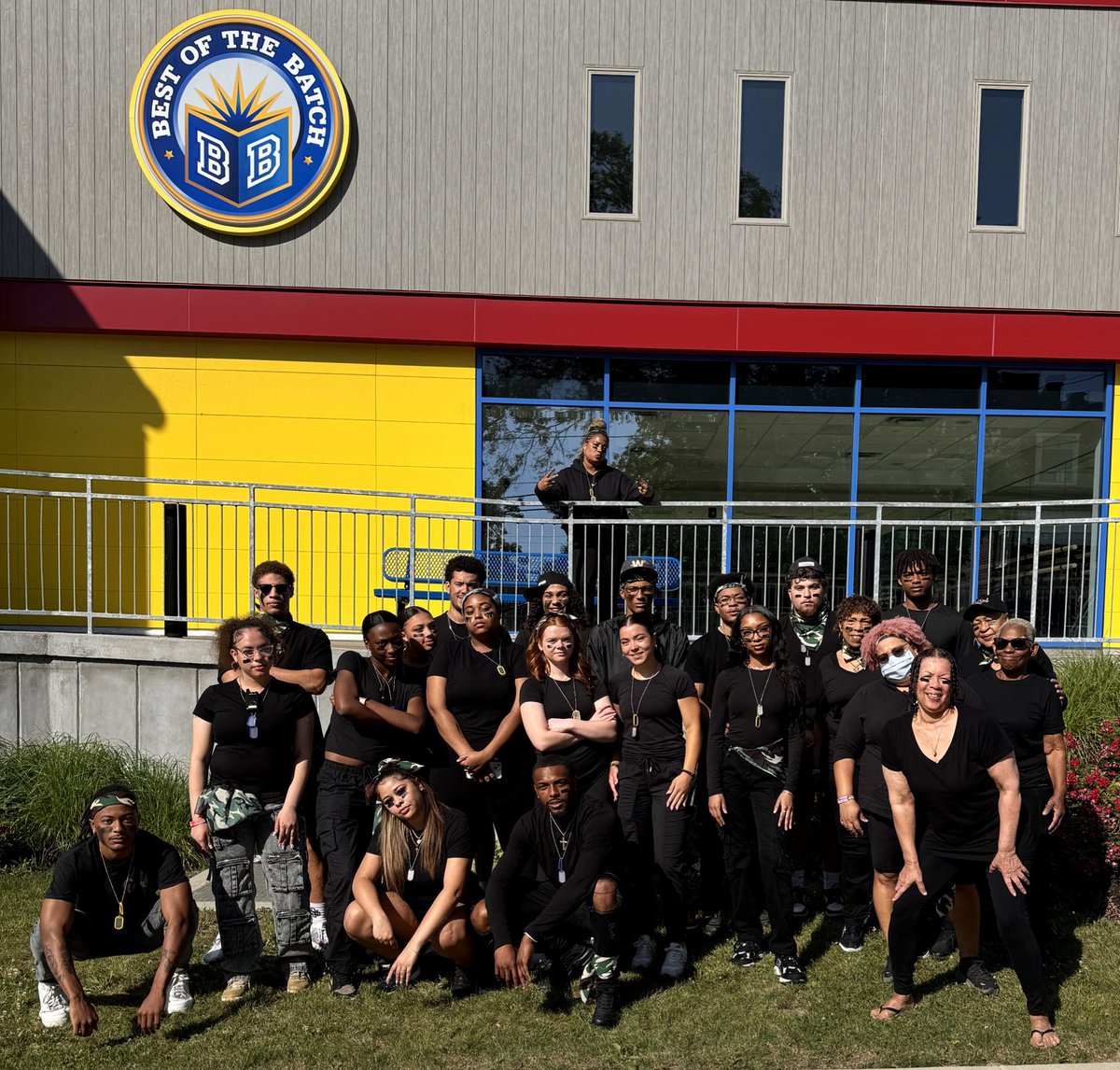 BestoftheBatch's tweet image. Meet your 2024 Camp Batch Bootcamp Staff 🎖️

Each individual is properly trained to serve and help close the education gap this summer ✏️

#CampBatch #Bootcamp #SummerCamp #BestoftheBatch #Clubhouse #WeReady