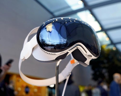 livedoornews's tweet photo. 【ついに】「Apple Vision Pro」日本で発売へ、14日から予約受付
https://t.co/QMfGPbBXSv

米国で2月に発売されたApple初の空間コンピュータ。手や目の動き、声でアプリを操作でき、使用中もレンズ越しに周囲を確認できる。発売日は6月28日で、価格は59万9800円から。 https://t.co/0TkJ6s1MOi