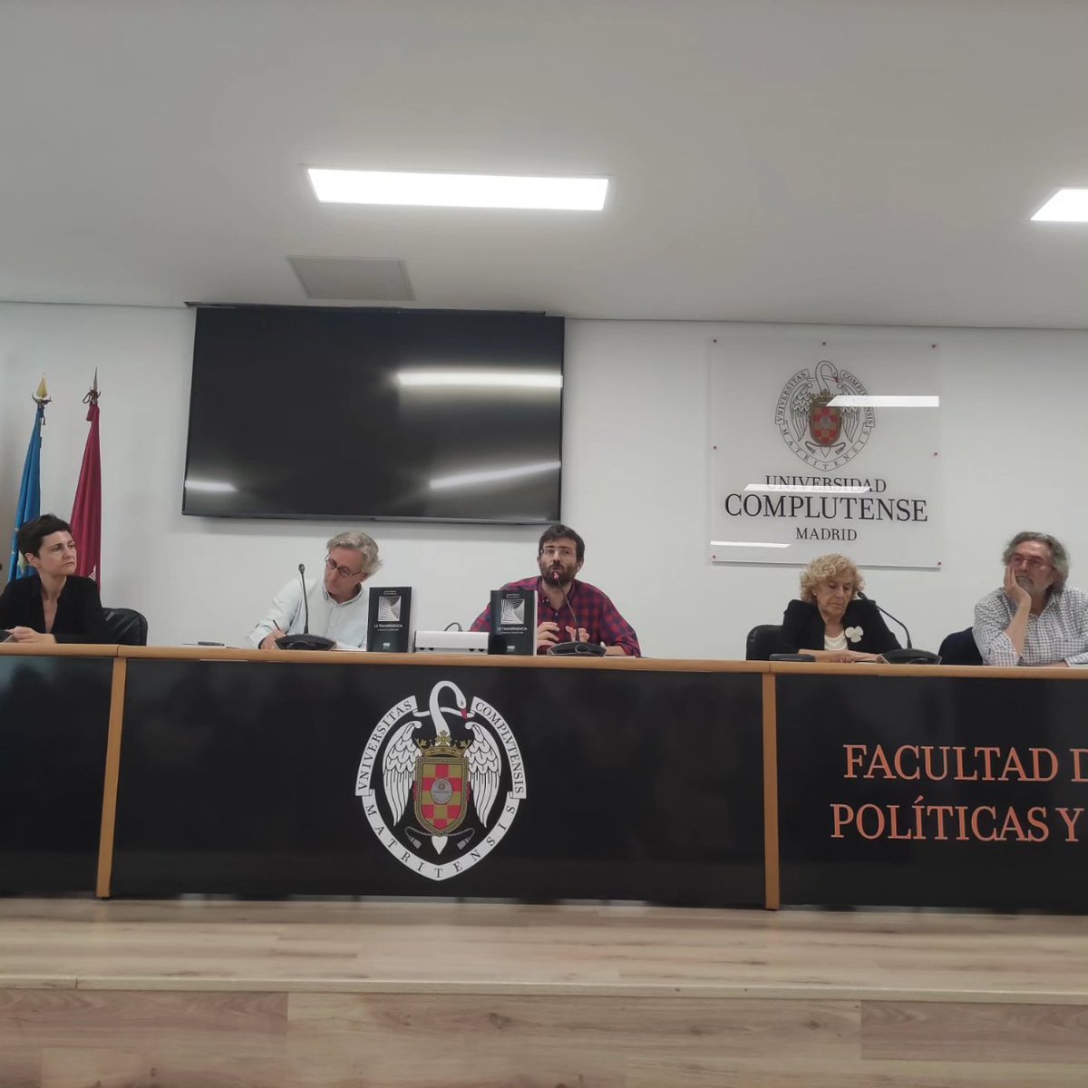 En la #SemanaDeLaAdministraciónAbierta, nuestro Colegio asiste a la presentación del Libro #LaTransparenciayNosotrosQueLaQuisimosTanto de los autores <a href="/FranjDelMo/">Fran Delgado Morales</a> y <a href="/MeseguerYebra/">Joaquín Meseguer Yebra</a>. 
También saludamos a@estherdelcampus, decana de la facultad de @CCPPySOCUCM o <a href="/ManuelaCarmena/">Manuela Carmena</a>