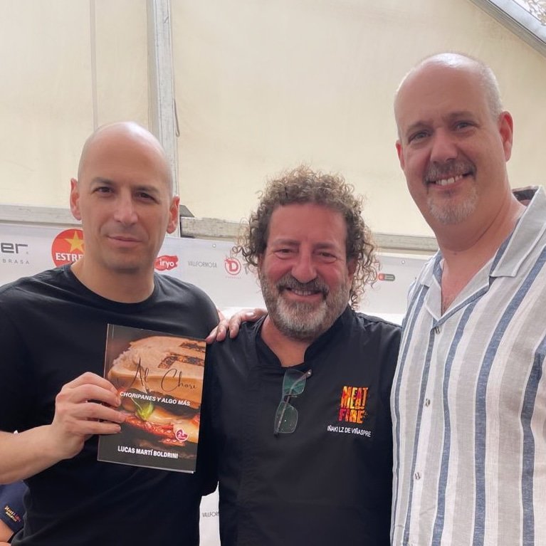 En un encuentro @meatandfirefest , donde la gastronomía celebra la unión de la tradición y la innovación a traves del hilo conductor del fuego y la carne,  @pablojesusrivero y <a href="/lopezvinaspre/">Ainara López de Viñaspre</a> han compartido un momento con “Al-CHORI”, mi último libro. 
Agradecido infinitamente