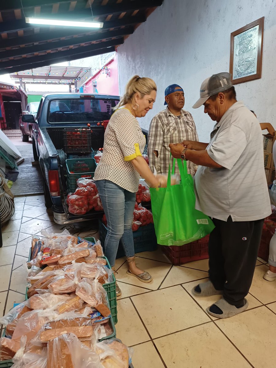 MEsthermt's tweet photo. En coordinacion con la Fundación Nutrición y Vida hicimos entrega de apoyo alimentario. Sin duda la alimentación es muy importante, saben que cuentan con una servidora. ✌️😁 #TúDiputadaSíTeApoya #Distrito14GTO https://t.co/PfR0z6YObf